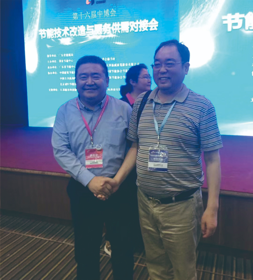國家節能中(zhōng)心副主任史作廷和(hé)公司董事長陳程合影并給予“好安節電”高度好評